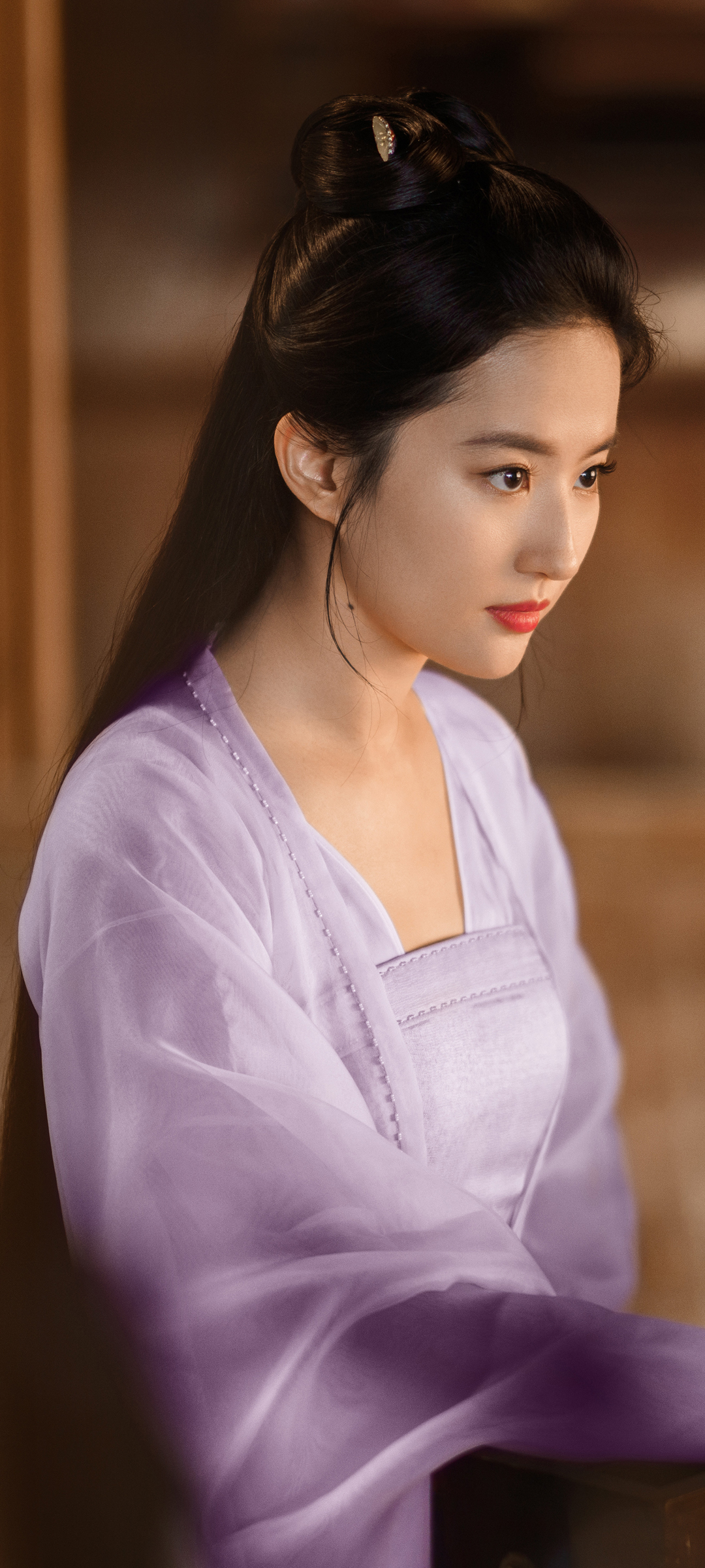 刘亦菲穿紫色镂空花朵裙