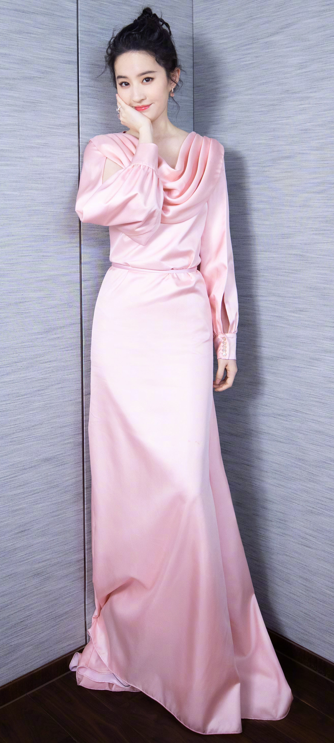 刘亦菲最新照片，一袭粉色抹胸晚礼服，秀出白皙天鹅颈|晚礼服|抹胸|天鹅_新浪新闻