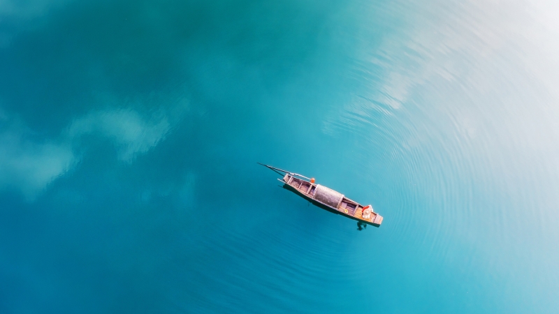  Desktop wallpaper of boat scenery on blue water