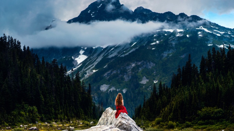 听山,女人,红色裙子,山,石头,自然风景,唯美壁纸