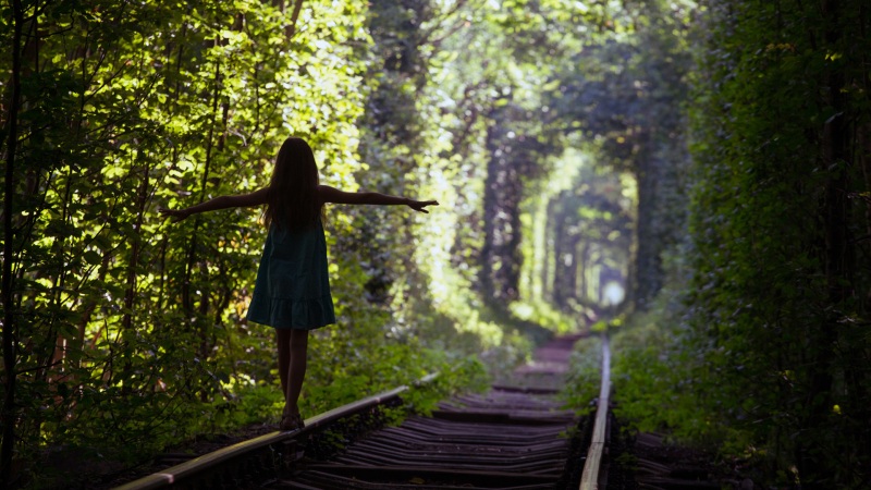 绿色树木 火车轨道 小女孩 唯美风景桌面壁纸