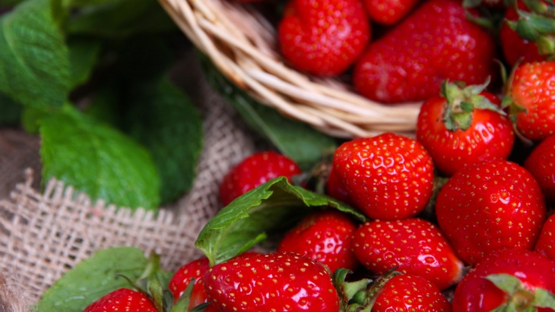 草莓,新鲜水果,草莓桌面壁纸