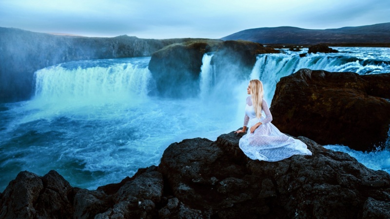 自然瀑布,岩石,女孩连衣裙,坐着,唯美壁纸