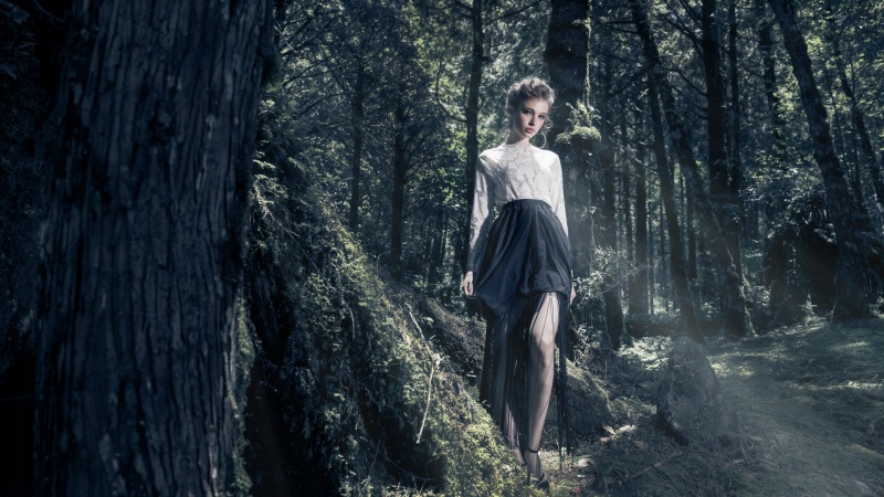 在森林里穿裙子的女孩唯美意境桌面壁纸