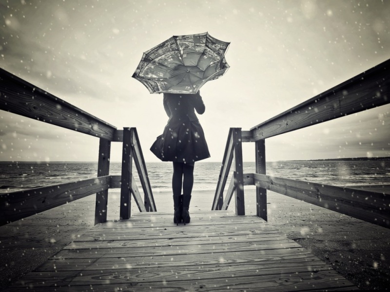 女孩美女,雨伞,雪,风,海边码头,黑白图片壁纸