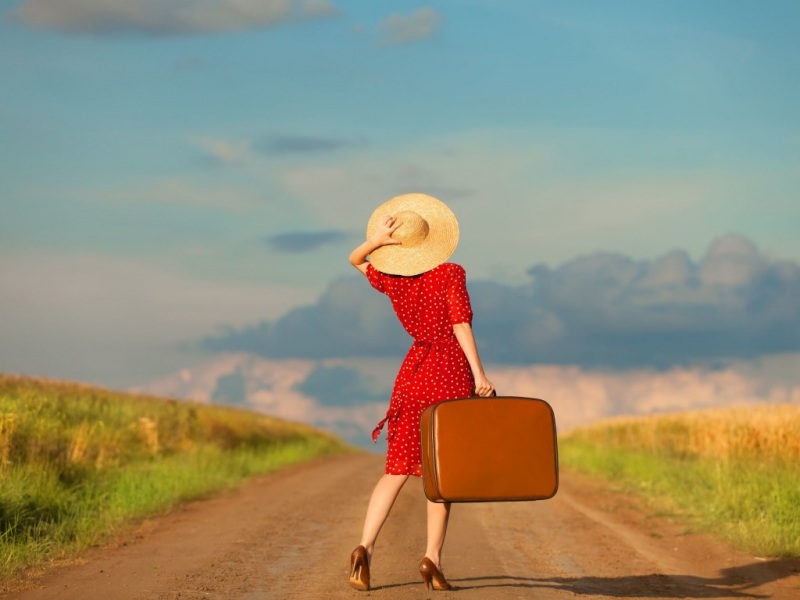 女孩，红色裙子，高跟鞋，打扮，帽子，包包，公路，旅行，lol电竞下注