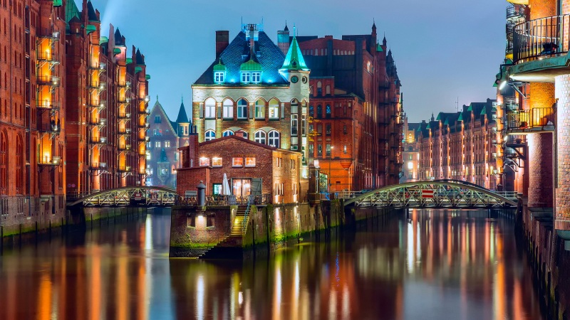 德国汉堡城市 灯光 桥梁 房屋 运河 晚上风景壁纸