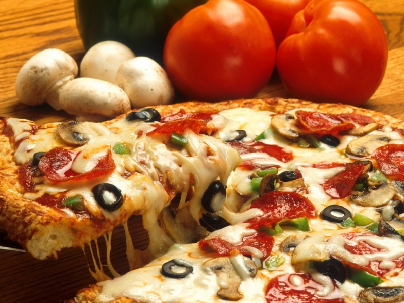 美味比萨，西红柿，蘑菇，橄榄图片，美食比萨桌面壁纸
