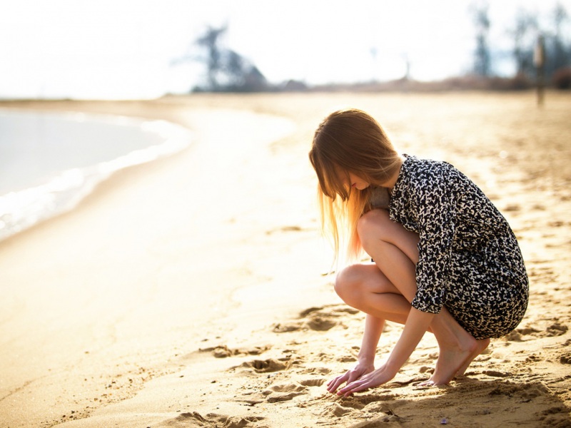 女孩，海边，沙滩，脚，太阳，唯美壁纸
