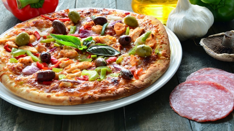 比萨浇头，胡椒粉，油，大蒜，肉片，西红柿，美食比萨桌面壁纸